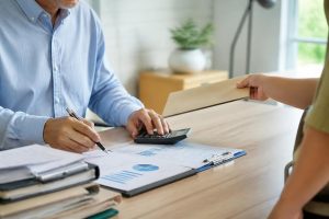 comprendre le calcul des droits de succession pour les neveux, les abattements applicables et les règles fiscales en vigueur pour optimiser la transmission de patrimoine.